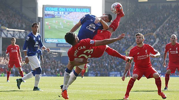 
                <strong>Merseyside-Derby</strong><br>
                Rivalität: Manchester United ist seit Jahrzehnten Liverpools großer Rivale auf Landesebene. Ein Höhepunkt jeder Saison sind aber die Merseyside-Derbys gegen den Stadtrivalen Everton, wie hier mit Emre Can im Oktober 2015. Klopp dürfte sich dabei ein wenig an das Revierderby gegen Schalke erinnert fühlen.
              