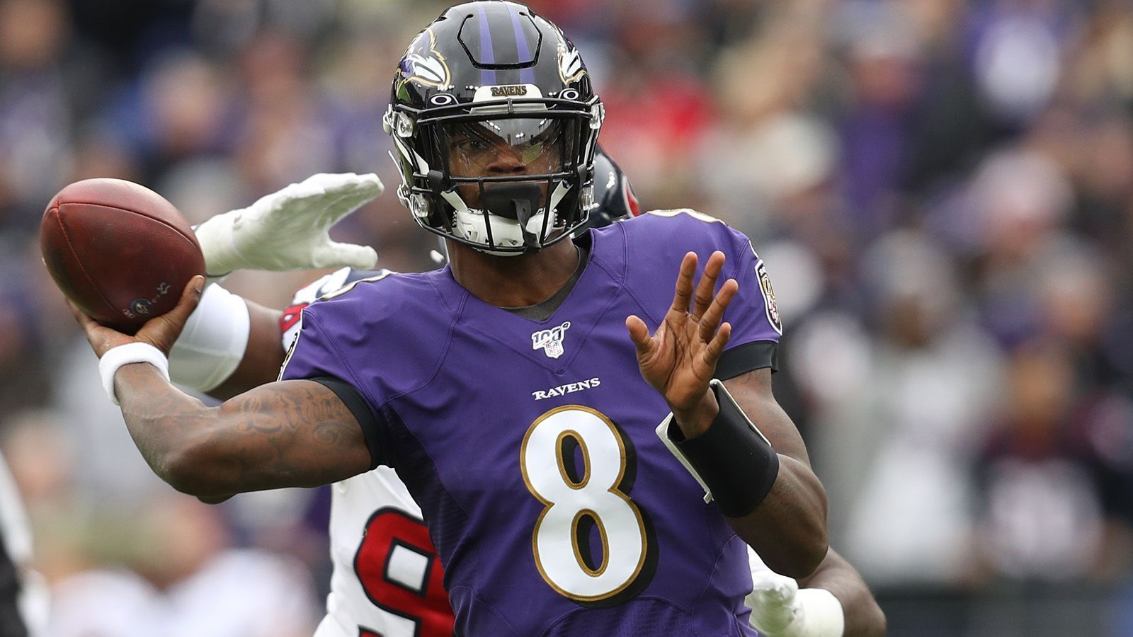 
                <strong>Quarterback: Lamar Jackson</strong><br>
                Lamar Jackson macht da weiter, wo er vergangene Woche aufgehört hat. Nach seinem herausragenden Spiel gegen die Cincinnati Bengals trumpfte der Quarterback der Baltimore Ravens auch gegen die Houston Texans auf und führte sein Team zu einem unbeschwerten 41:7-Erfolg. Der 22-Jährige kam auf 222 Passing-Yards und warf vier Touchdown-Pässe. Er ist zudem Kapitän des Fantasy Teams der Woche.Gesamtpunktzahl: 80
              