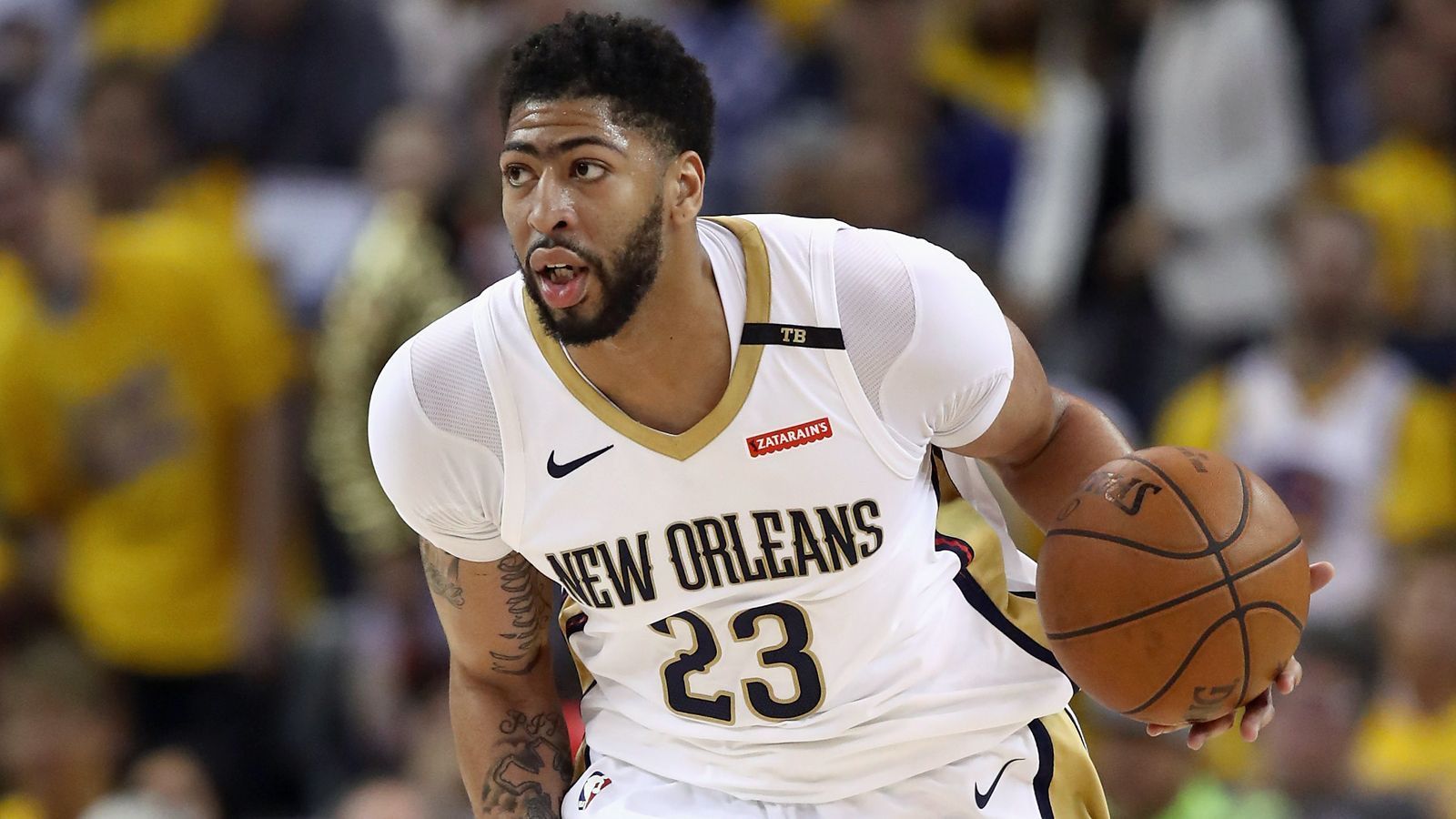 
                <strong>Platz 3: Anthony Davis, New Orleans </strong><br>
                2017/18 Stats: 28,1 Punkte/ 11,1 Rebounds/ 2,3 Assists/ 2,6 BlocksAnthony Davis gilt seit Jahren als möglicher Thronfolger für LeBron James und das nicht ohne Grund. Seine Größe und Athletik machen den 25-Jährigen zu einem der besten Verteidiger der Liga. Offensiv kann er im Post scoren, aus der Mitteldistanz treffen oder zum Korb ziehen. Dazu arbeitet er stetig an seinem Dreipunkte-Wurf. In der vergangenen Saison versenkte er immerhin 34 Prozent seiner Distanzwürfe. Damit es zum MVP reicht, müssten die Pelicans wohl mindestens ein Top-5-Team im Westen sein. Wenn Co-Star Jrue Holiday seine Playoff-Form in die neue Saison mitnimmt und Davis nochmal eine Schippe drauflegt, durchaus möglich.
              