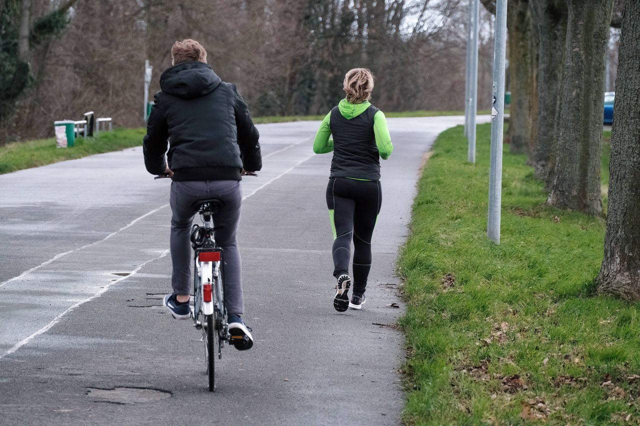 Regelmäßiges Sportprogramm an der frischen Luft fördert nicht nur die Durchblutung und wärmt uns, sondern kurbelt auch das Immunsystem an.