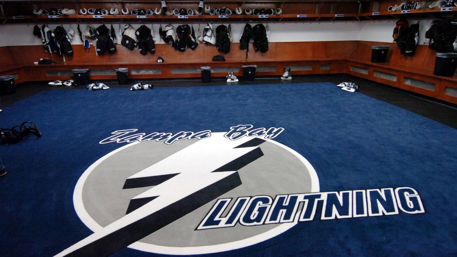 <strong>Tampa Bay Lightning</strong><br>
                An der Westküste von Florida liegend, ist die Region um Tampa sehr häufig vom Unwetter betroffen. In Tampa soll es sogar mehr Blitze als in jeder anderen Stadt der USA geben. Daher war der Name Lightning (engl. Blitz) für das im Jahre 1992 gegründete Team passend. &nbsp;
