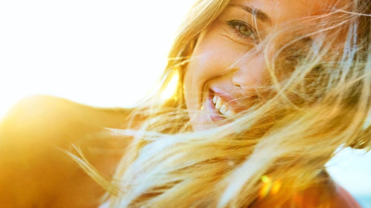 Was solltet ihr bei der Haarpflege-Routine mit blonden Haaren beachten? Wir haben die Antworten im Beauty-Artikel für euch.