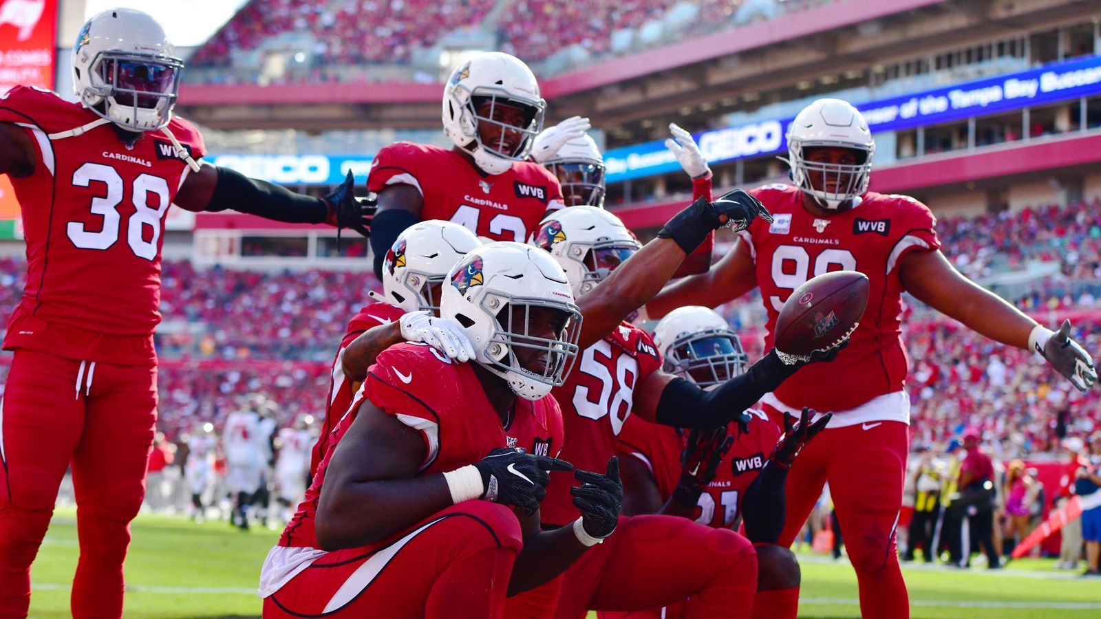 
                <strong>Platz 31: Arizona Cardinals - 412,5 zugelassene Yards pro Spiel</strong><br>
                Angeführt von Linebacker Chandler Jones (11,5 Sacks) liefert der Pass-Rush der Arizona Cardinals ab. Mit der Passverteidigung dürfte Head Coach Kliff Kingsbury nicht zufrieden sein. Die Cardinals erlauben 286,5 Passing Yards pro Spiel. Und auch bei den Punkten sieht es wild aus: In keinem der bisherigen 10 Spiele kassierten die Cardinals weniger als 21 Punkte.Turnover: 10 - Interceptions: 4/ Fumbles: 6 Sacks: 27zugelassene Punkte pro Spiel: 28,1
              