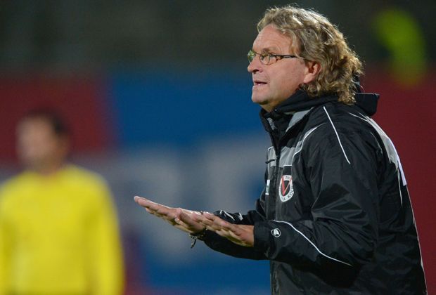 
                <strong>Heiko Scholz</strong><br>
                Nach seinen Anfängen beim 1. FC Lokomotive Leipzig wechselte Heiko Scholz im Zuge eines der teuersten Transfers innerhalb der DDR zu Dynamo Dresden. Später bildete er mit seinem ehemaligen Rivalen Andreas Thom das Offensivduo von Bayer Leverkusen.
              