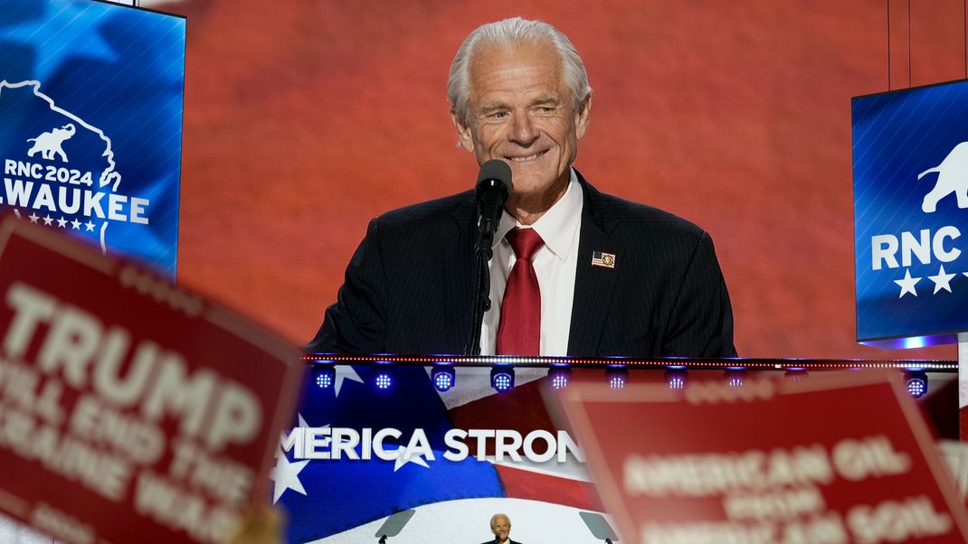 Peter Navarro spricht während des dritten Tages der Republican National Convention 2024 im Fiserv Forum.