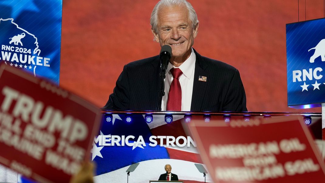 Peter Navarro spricht während des dritten Tages der Republican National Convention 2024 im Fiserv Forum.