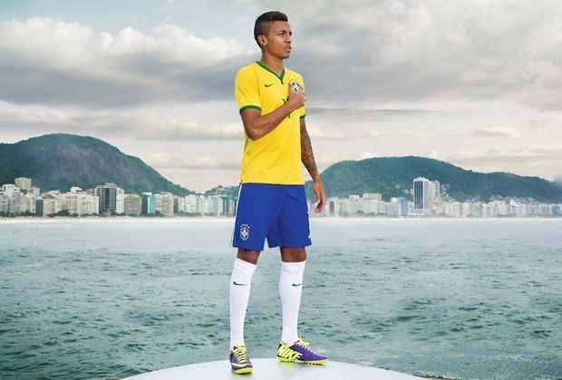 
                <strong>Voller Stolz</strong><br>
                Luiz Gustavo präsentiert das brasilianische WM-Trikot. Der Star des VfL Wolfsburg kann es kaum mehr erwarten: "Wir wollen in diesem Trikot Weltmeister im eigenen Land werden. Am besten mit einem Sieg im Finale gegen Deutschland"
              