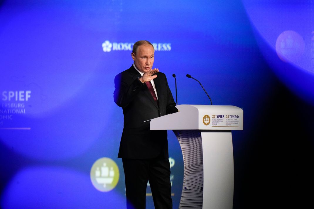 Der russische Präsident Putin gingin St. Petersburg nicht auf den Ukraine-Krieg ein.