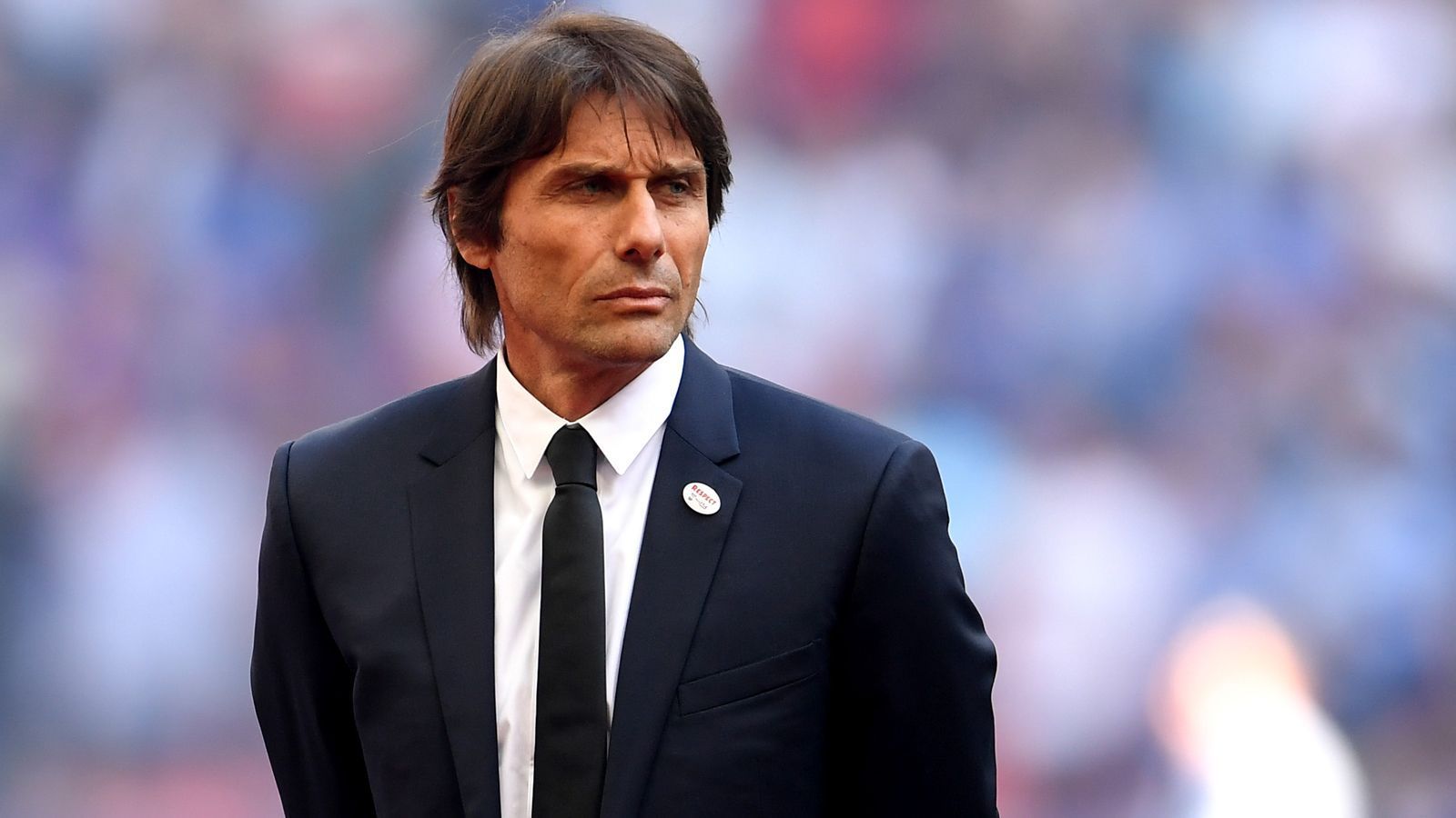 
                <strong>Antonio Conte (vereinslos)</strong><br>
                Bislang galt der frühere Chelsea- und Juventus-Coach Antonio Conte laut Medien als Favorit auf die Nachfolge von Lopetegui. Mittlerweile gibt es jedoch Berichte, wonach sich eine Verpflichtung des 49-jährigen Italieners zerschlagen haben soll. Wie "AS" und "Marca" übereinstimmend vermeldeten, soll Conte den Madrilenen abgesagt haben. Ihm soll missfallen haben, wie seine nahende Unterschrift in Madrid von einflussreichen Teilen der Mannschaft aufgenommen worden sei. "Respekt verdient man sich, man kann ihn nicht erzwingen", hatte etwa Real-Kapitän Sergio Ramos zuletzt verlautbart: "Die Art, wie ein Trainer mit der Kabine umgeht, ist wichtiger als sein Fachwissen." Ob sich diese Aussage jedoch tatsächlich auf Conte bezog, ist nicht belegt.
              