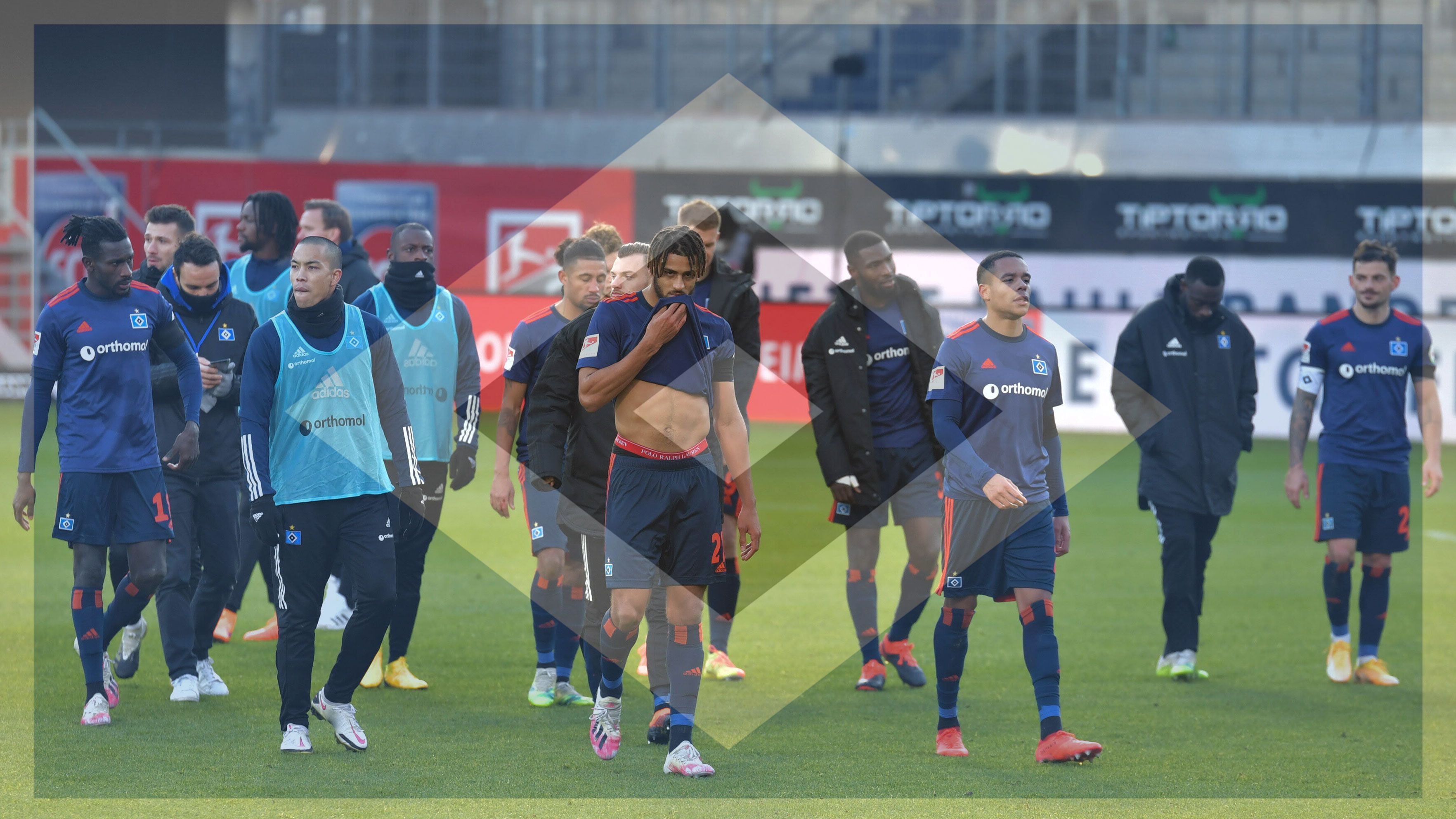 
                <strong>Hamburger SV</strong><br>
                Für den Hamburger SV ist die Saison gelaufen. Wieder einmal wurde das große Ziel Aufstieg verfehlt. Auch HSV-Legende Horst Hrubesch konnte letztlich nichts mehr an der erneuten Misere des ehemaligen Bundesliga-Dinos ändern. Nun soll sich vor allem im Kader einiges verändern, da man der Auffassung ist, dass viele Spieler immer noch nicht verinnerlicht haben, dass man für den Erfolg hart arbeiten muss. Es mangelt an der richtigen Einstellung. Im Laufe der Woche stehen wohl mehrere Einzelgespräche mit den Akteuren an und einige Profis sollen sich nach neuen Arbeitgebern umsehen. Laut Medienberichten stehen folgende Spieler beim HSV auf der Abschussliste.
              