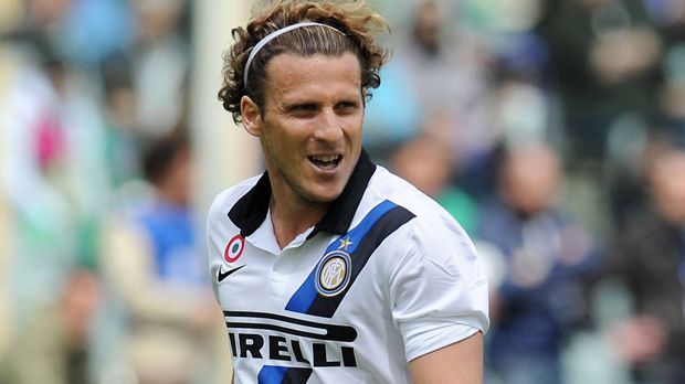 
                <strong>Diego Forlan</strong><br>
                Die Vorfreude war groß, als Inter Mailand 2011 Stürmerstar Diego Forlan von Atletico Madrid loseisen konnte. Was man bei dem Spitzenklub übersehen hatte: Forlan hatte für Atletico im Sommer bereits in der Europa-League-Qualifikation gespielt. Damit war er in der Champions League für die Gruppenphase gesperrt. Im Achtelfinale durfte er dann endlich ran. Inter schied allerdings gegen Olympique Marseille aus.
              