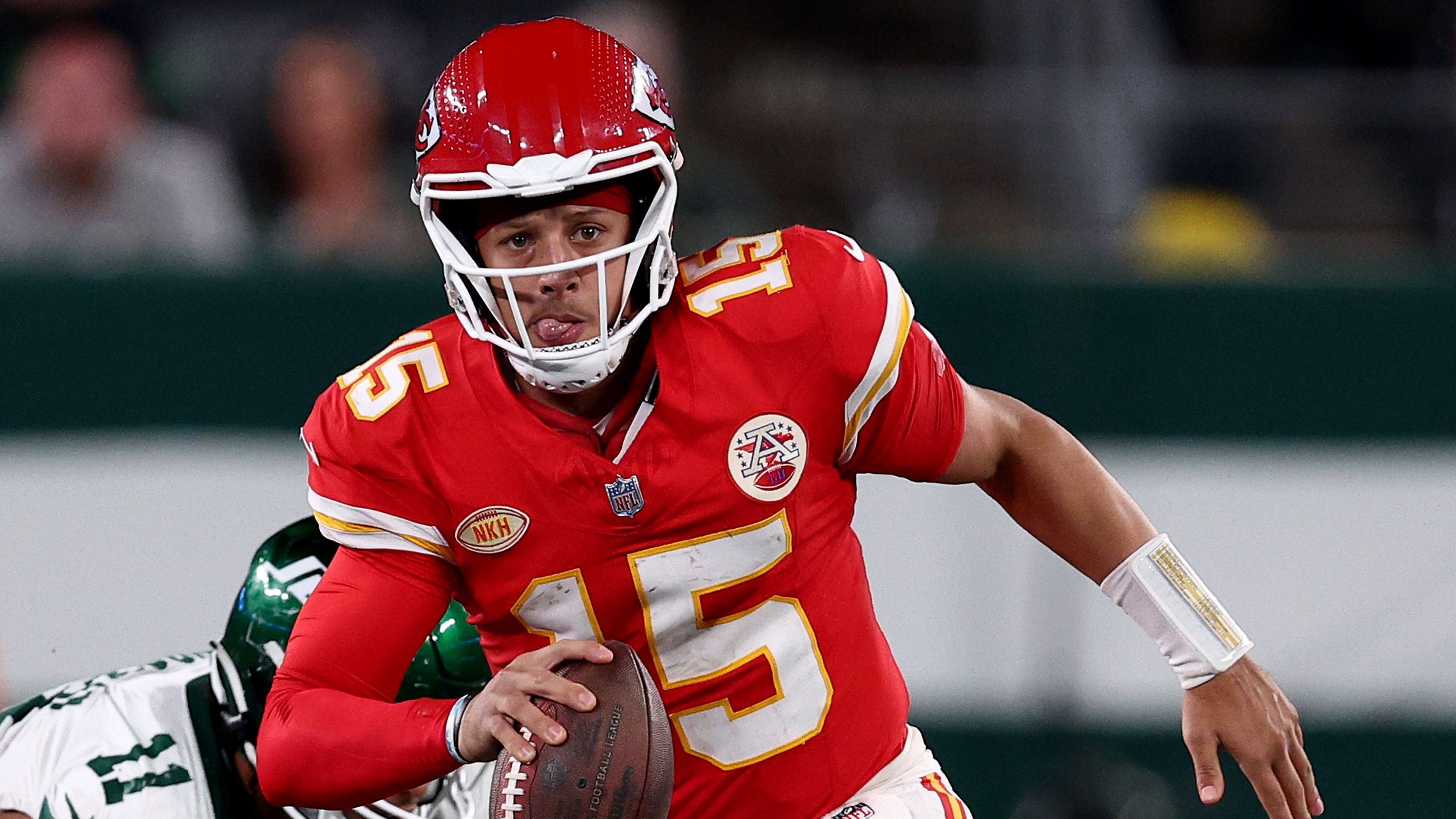 <strong>Week 5: Patrick Mahomes (Kansas City Chiefs)</strong><br>Die bislang bereits glorreiche Karriere von Patrick Mahomes wurde in Week 5 um einen weiteren Meilenstein reicher. Mit dem Sieg gegen die Minnesota Vikings ist er der erste Quarterback in der NFL-Geschichte, der alle 31 anderen NFL-Teams besiegt, bevor er seinen 30. Geburtstag erreicht. Mahomes ist vor wenigen Wochen 28 Jahre alt geworden.