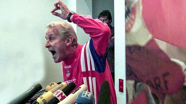 
                <strong>Giovanni Trapattoni</strong><br>
                "Struuunz! Strunz ist zwei Jahre hier, hat gespielt zehn Spiele, ist immer verletzt. Was erlauben Strunz? Ist immer verletzt! Hat gespielt 25 Spiele in diese Mannschaft, in diesem Verein! Muss respektieren die andere Kollegen! (...) Strunz dagegen egal, hat nur gespielt 25 Prozent diese Spiel!" (Auszüge aus Giovanni Trapattonis legendärer Wutrede beim FC Bayern)
              