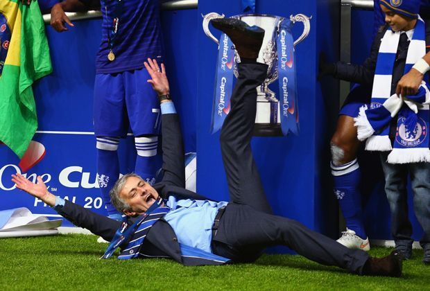 
                <strong>Der jubelnde Jose</strong><br>
                Kommt ein Jose geflogen: Jose Mourinho at his best. Der exzentrische Star-Trainer feiert den Triumph im League Cup mit dem FC Chelsea auf seine ganz eigene Art und Weise.
              