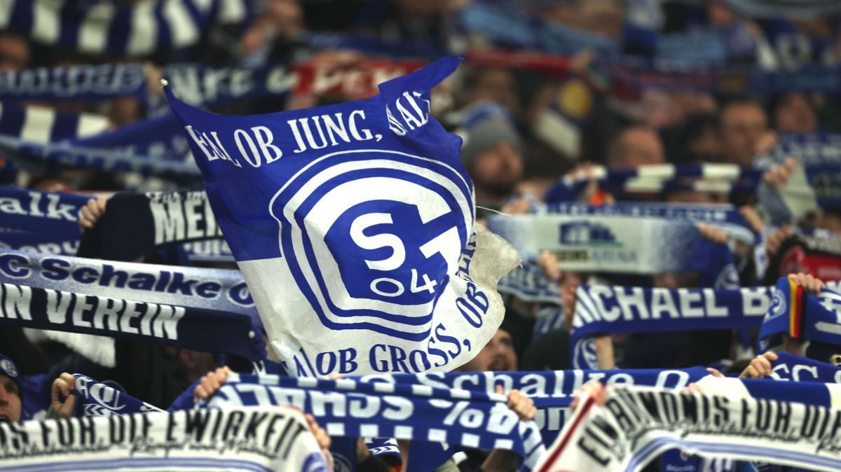 FC Schalke 04 v 1. FC Kaiserslautern - Second Bundesliga