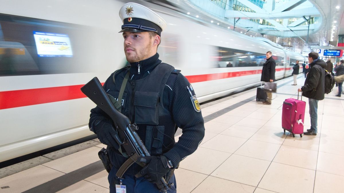 Bahnhof_polizei