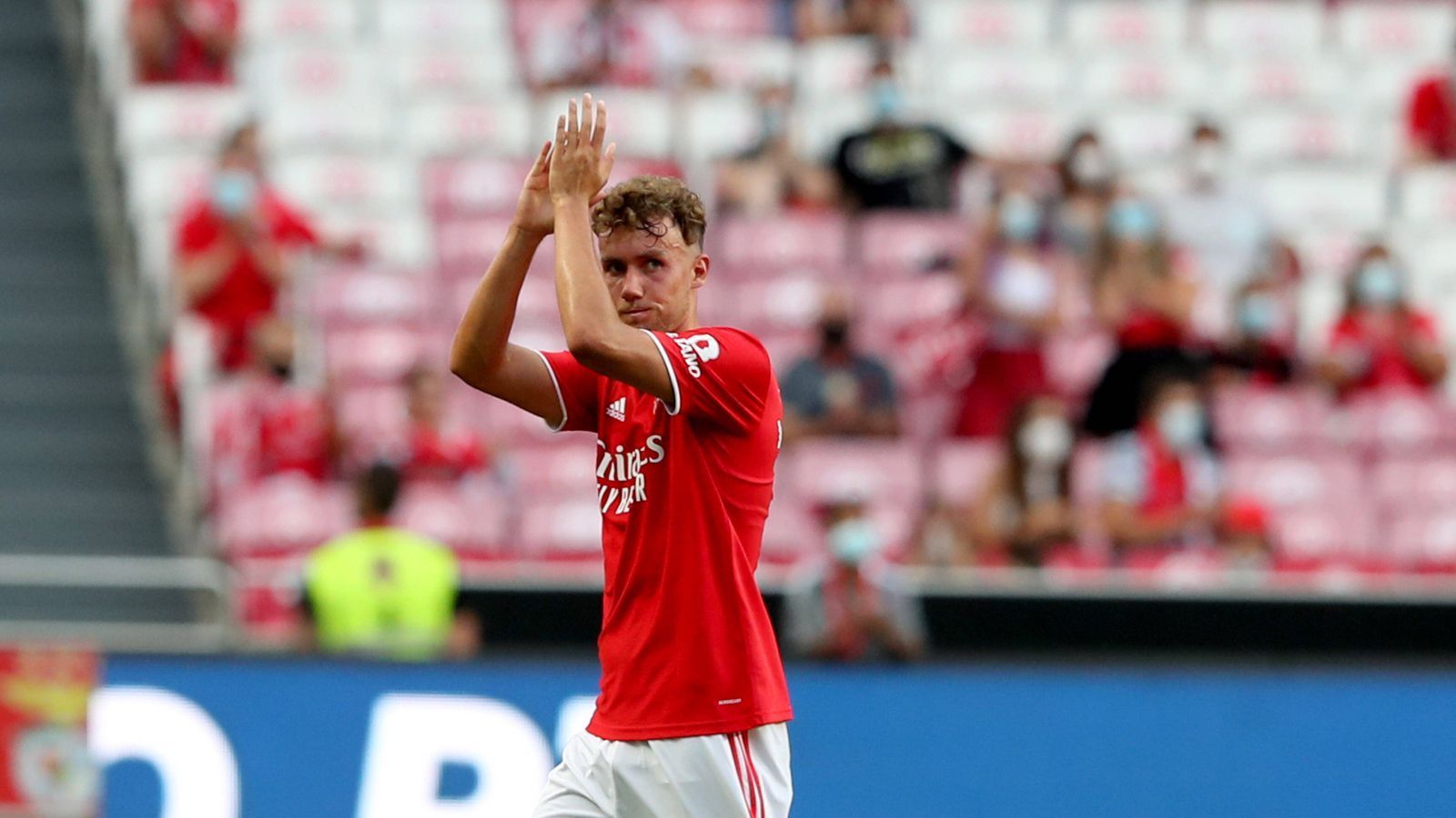 
                <strong>Luca Waldschmidt (Benfica Lissabon)</strong><br>
                Genau andersherum läuft es dagegen für Luca Waldschmidt. Der Angreifer, der den EM-Zug knapp verpasste, stand zwar in beiden Ligaspielen in der Startelf (während Julian Weigl zwei Mal auf der Bank saß) und traf in beiden Spielen je einmal, war dafür jedoch bei den Quali-Spielen gegen Moskau zwei Mal über die komplette Spielzeit zum Zuschauen verdammt. Gegen die PSV, wo die Spiele sicher enger werden, wird Trainer Jorge Jesus sicher auf den ehemaligen Freiburger zurückgreifen können und wollen.
              