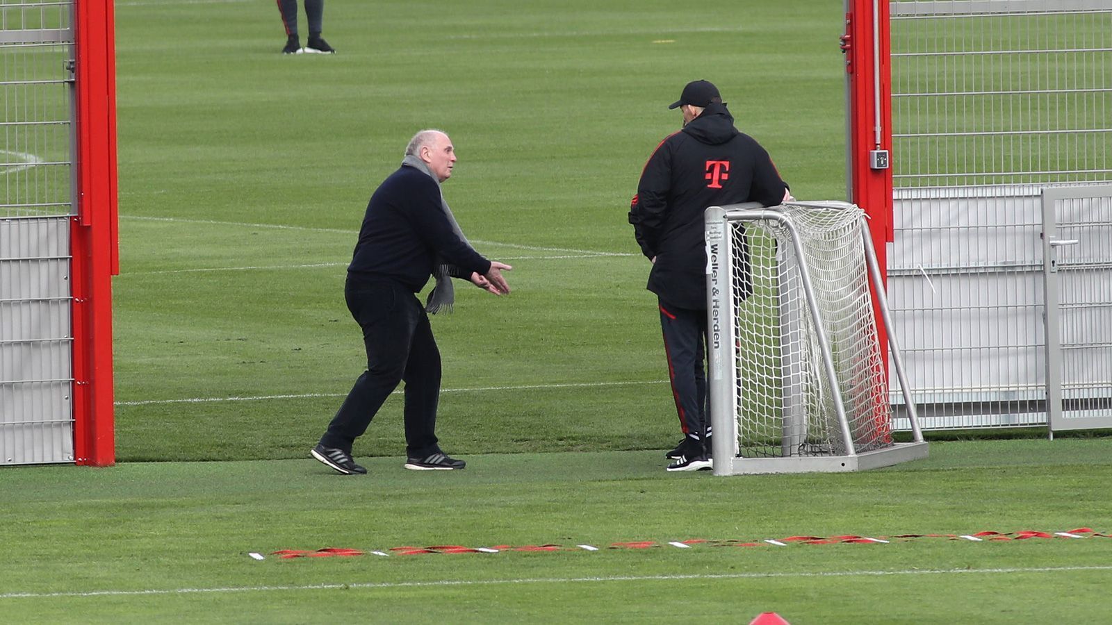 
                <strong>Uli Hoeneß trifft Thomas Tuchel beim Bayern-Training</strong><br>
                Im Anschluss kam es zu einem intensiven Austausch mit Tuchel. Der Ehrenpräsident gestikulierte dabei wild und ballte impulsiv die Faust. Dass Hoeneß, der nach wie vor im Aufsichtsrat der Bayern sitzt, mit den jüngsten Leistungen nicht zufrieden ist, versteht sich von selbst. Der FC Bayern schied aus DFB-Pokal und Champions League aus, nun verloren die Münchner auch noch die Tabellenspitze in der Bundesliga an Borussia Dortmund. Öffentlich geäußert hat sich Hoeneß zur Bayern-Krise bisher noch nicht.
              