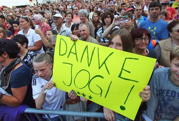 
                <strong>Freiburg feiert "Popstar" Löw</strong><br>
                Plakate von Teenie-Mädels: Joachim Löw wird in Freiburg gefeiert, wie Popstars überall auf der Welt.
              