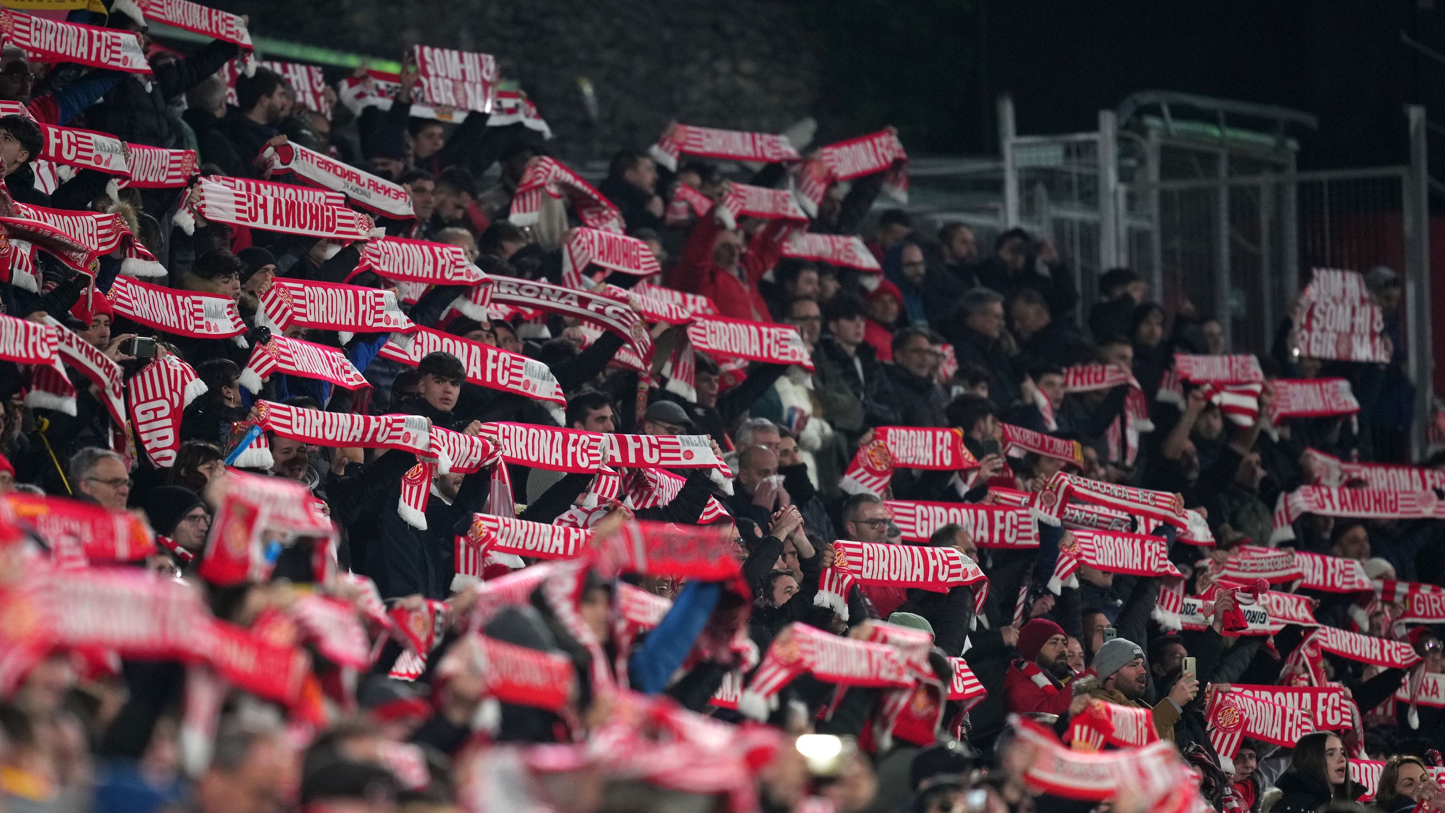 <strong>Die meistbesuchten Stadien im Jahr 2023</strong><br>Fußball ohne Fans? Corona hat gezeigt, wie traurig das ist. Zum Glück sind diese Zeiten vorbei, die Stadien sind wieder voll. Aber in welche Arenen strömten 2023 die meisten Fans? Und für welchen Klub schwenkten sie die Fahnen?&nbsp;<em><strong>ran</strong></em> hat das Ranking anhand der durchschnittlichen Zuschauerzahlen erstellt. (Quelle: transfermarkt.de)