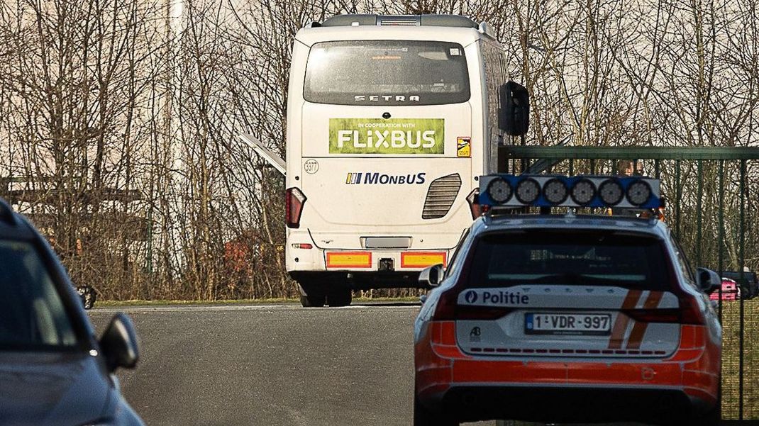 In Belgien hat die Verkehrspolizei am Donnerstagmorgen einen Flixbus angehalten. Ein Mitreisender habe der Polizei gemeldet, dass sich Passagiere über einen Anschlag unterhalten hätten.