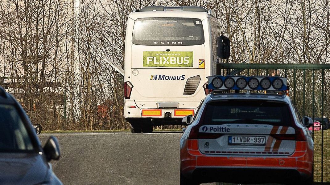 In Belgien hat die Verkehrspolizei am Donnerstagmorgen einen Flixbus angehalten. Ein Mitreisender habe der Polizei gemeldet, dass sich Passagiere über einen Anschlag unterhalten hätten.