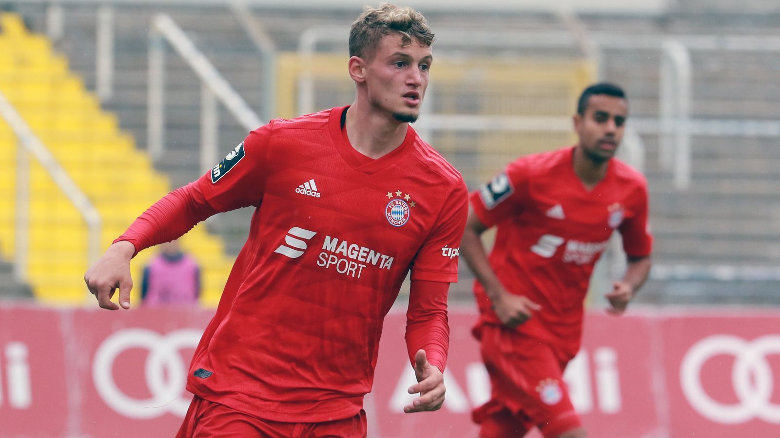 
                <strong>Mickael Cuisance (Spieler FC Bayern München II)</strong><br>
                Dass es in der bisherigen Saison so gut für die Münchner Zweitvertretung läuft, hat nicht zuletzt mit prominenten Verstärkungen aus dem Bayern-Profikader zu tun. So wirkte etwa der Sommer-Neuzugang Mickael Cuisance fünf Mal in der 3. Liga für den FC Bayern München II mit, ebenso Alphonso Davies (drei Drittliga-Einsätze). Kurios: Cuisance kostete den Münchnern im Sommer kolportierte zwölf Millionen Euro Ablöse - eine Summe, die die meisten Drittliga-Gegner des Franzosen nicht mal als Jahres-Budget auf die Beine stellen können. Bei den Profis konnte das französische Talent aber bislang einfach nicht Fuß fassen, weshalb Cuisance möglicherweise noch im Januar 2020 abgegeben werden könnte.
              