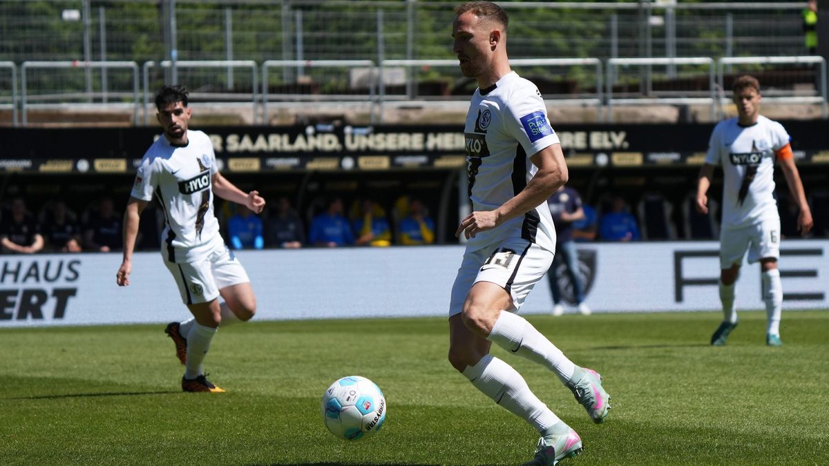 10.05.2025, xrhsx, Fussball 2.Bundesliga, SV Elversberg - Eintracht Braunschweig v.l. Maurice Neubauer (SV Elversberg) (DFL DFB REGULATIONS PROHIBIT ANY USE OF PHOTOGRAPHS as IMAGE SEQUENCES and or...