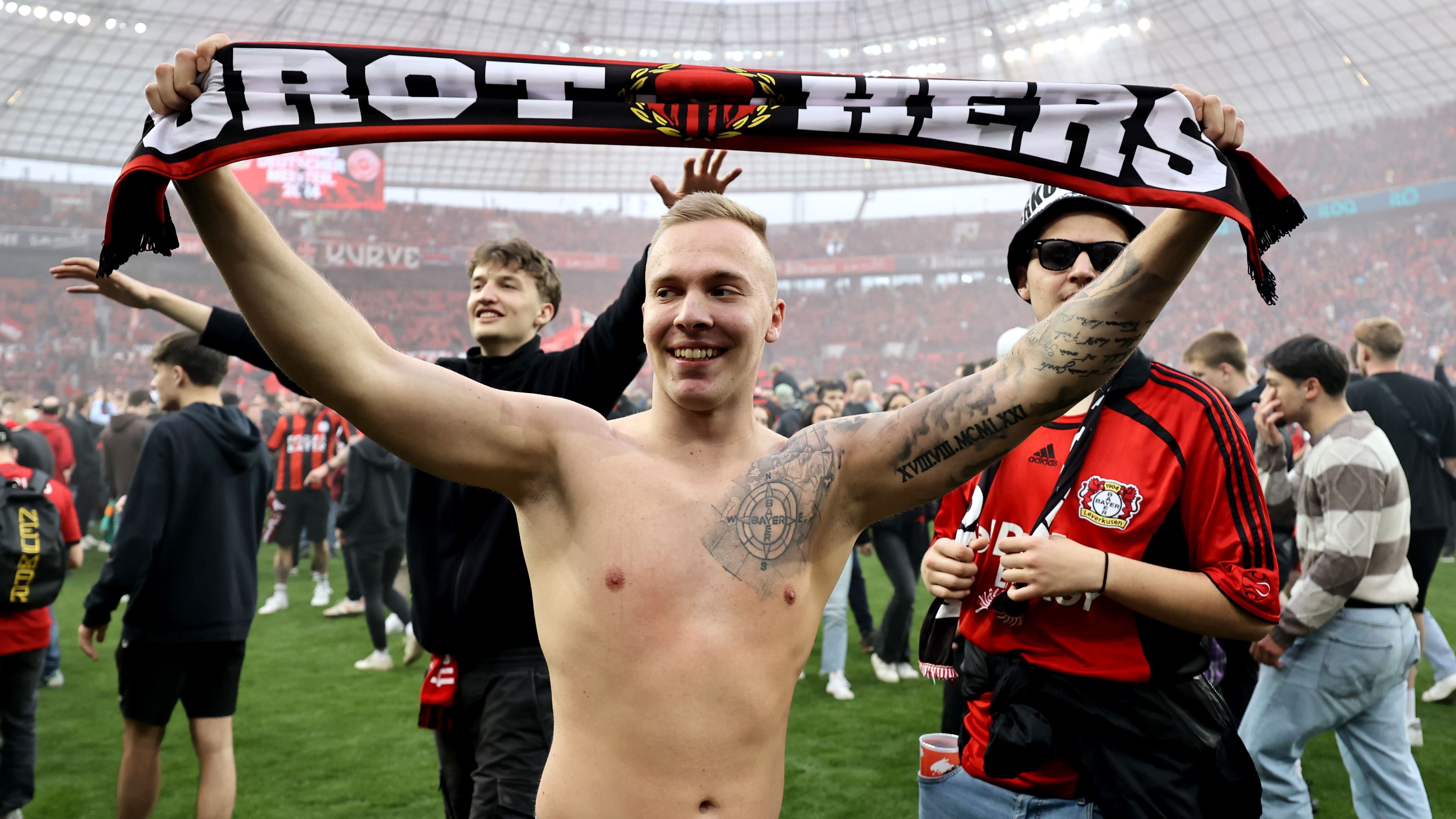 <strong>Bayer Leverkusen: Die besten Bilder der Meisterfeier</strong><br>Andere haben sich längst ihrer Kleidung entledigt - zumindest obenrum.