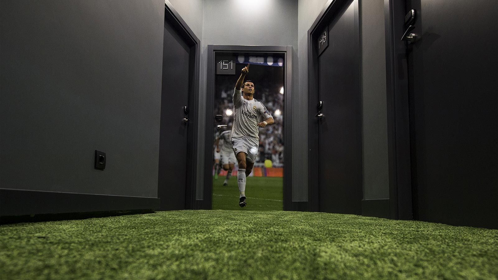 
                <strong>Rasen</strong><br>
                Die Suite befindet sich im obersten Stockwerk. Man erreicht sie entweder über Gänge, deren Boden einem Fußballrasen gleichen, oder mit dem CR7-Fahrstuhl. Hier werden den Gästen Bilder aus Ronaldos Leben vorgespielt. Von seinen Anfängen bei Sporting, über erste große Erfolge in Manchester, bis hin zum Gewinn des Ballon d'Or - Ronaldos Karriere in wenigen Sekunden.
              