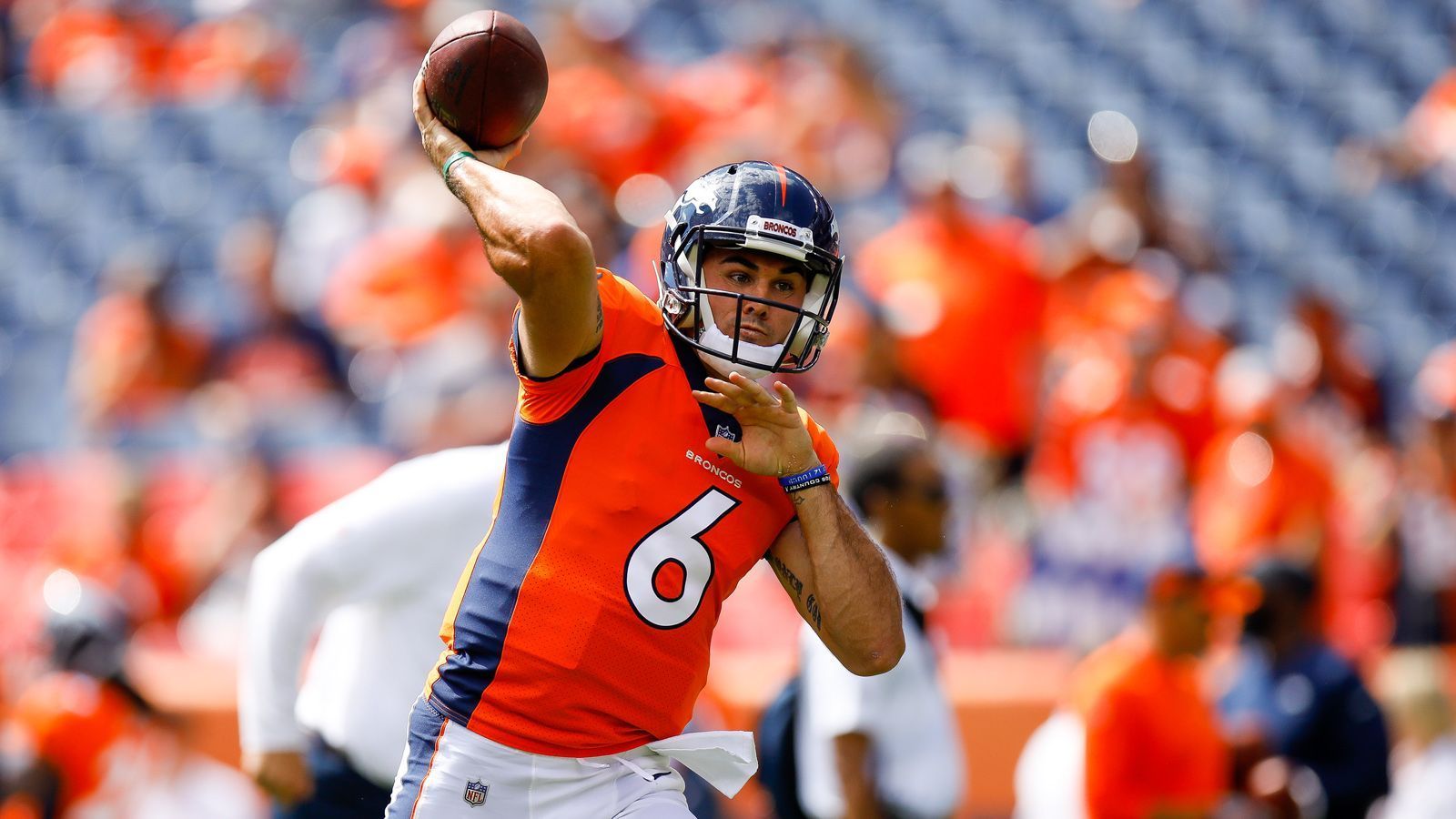 
                <strong>Chad Kelly</strong><br>
                John Elway machte Chad Kelly zum sogenannten "Mr. Irrelevant". In der siebten Runde des Drafts 2017 wurde er an letzter Stelle von den Broncos ausgewählt. In der Pre-Season 2018 setzte er sich gegen Paxton Lynch durch und wurde zum Backup von Case Keenum ernannt. Diese Rolle hielt er allerdings nicht besonders lange inne, denn im Oktober wurde er aufgrund eines privaten Zwischenfalls entlassen. So soll er das Haus einer fremden Frau unbefugt betreten haben. Auf die Festnahme der Polizei, folgte die Entlassung durch die Broncos. 
              