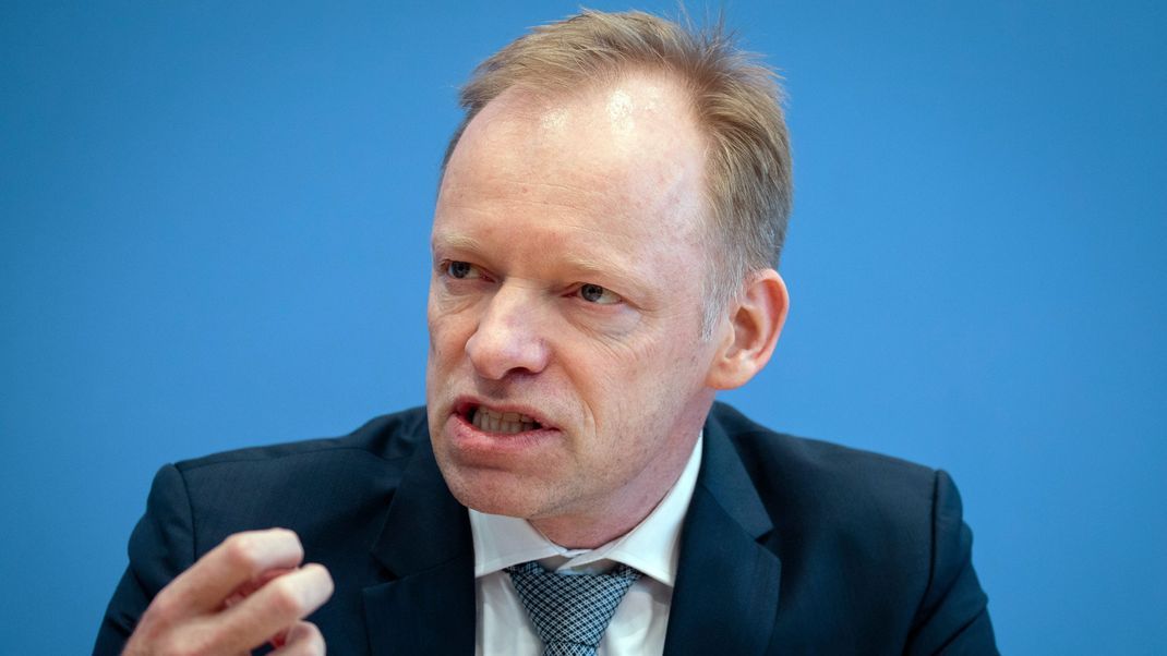 Clemens Fuest, Präsident des ifo Instituts, bei einer Pressekonferenz in Berlin.