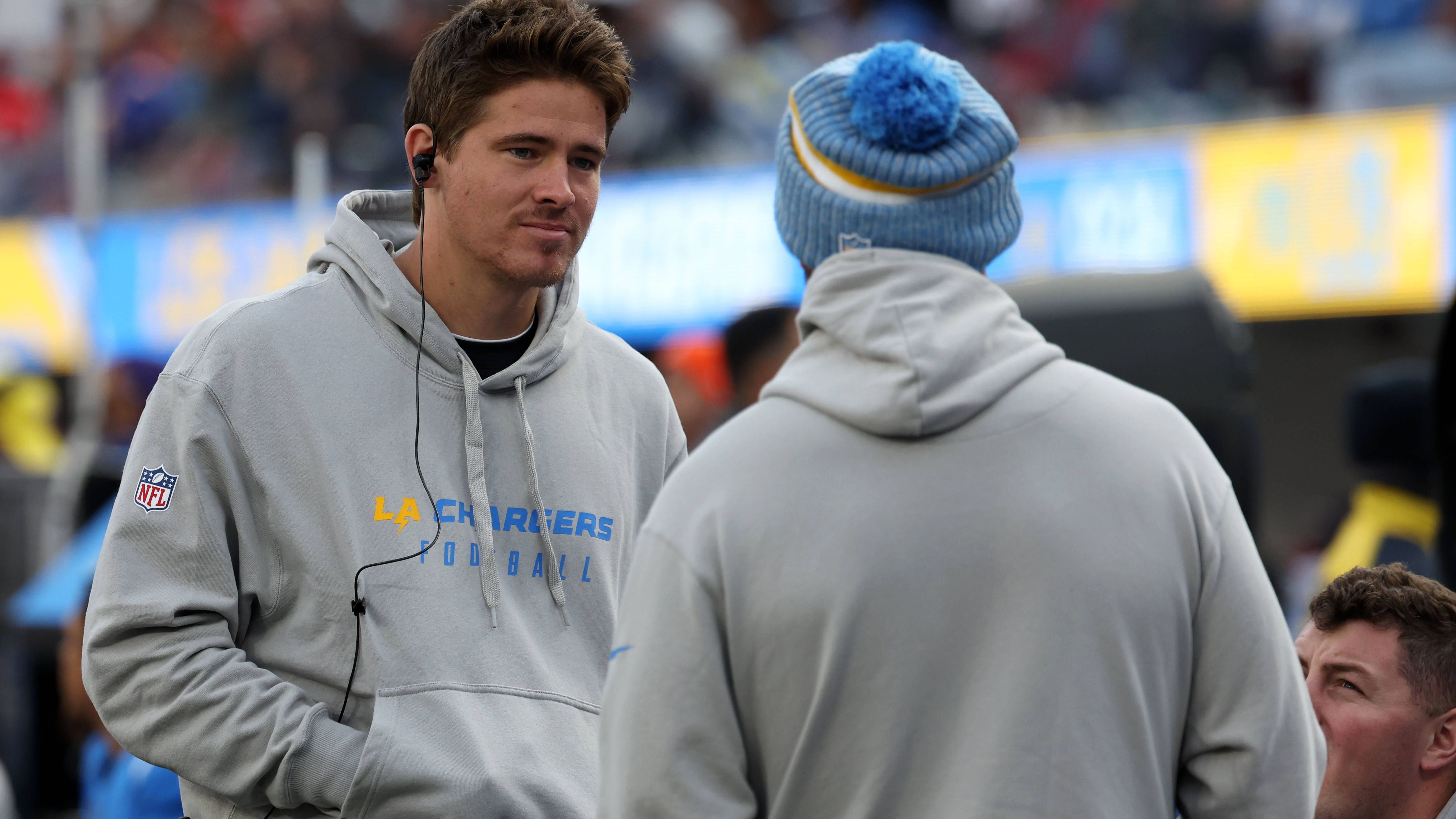 <strong>Justin Herbert (Los Angeles Chargers)</strong><br>Justin Herbert (l.) hat alles, was ein erfolgreicher Quarterback in der NFL braucht: Präzision, Antizipation und einen starken Arm. Das einzige, was ihm fehlt, ist ein gutes offensives Fundament. Seine O-Line ist eher unterdurchschnittlich und das, obwohl sie vergangene Saison bärenstark angefangen, aber auch genauso schnell wieder nachgelassen hat.