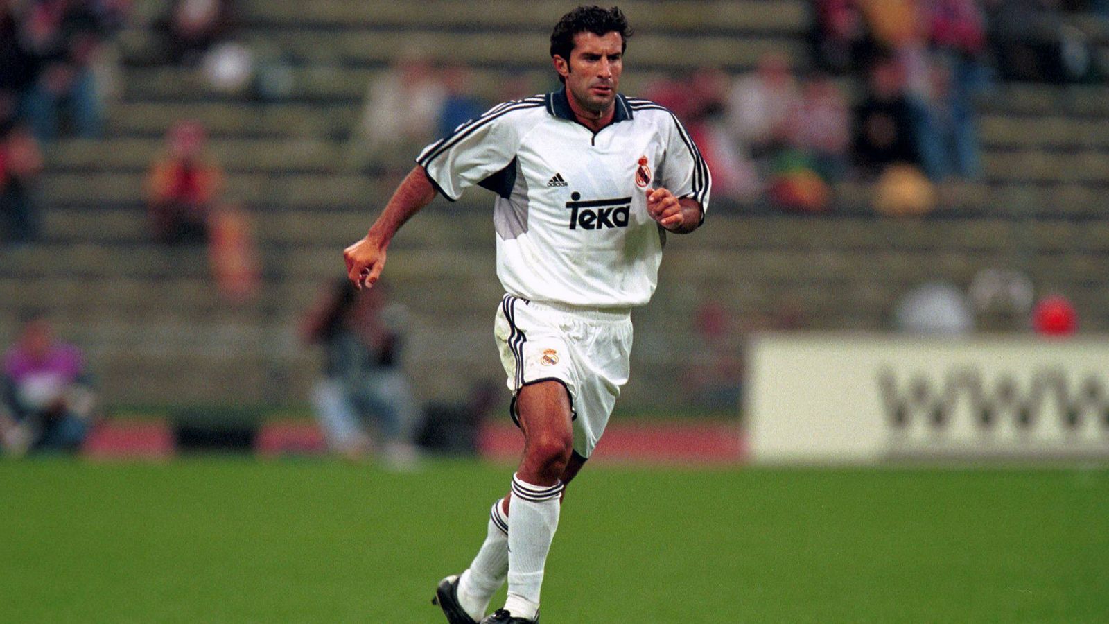 
                <strong>2000: Luis Figo</strong><br>
                &#x2022; Ablösesumme: 60 Millionen Euro<br>&#x2022; Aufnehmender Verein: Real Madrid<br>&#x2022; Abgebender Verein: FC Barcelona<br>
              