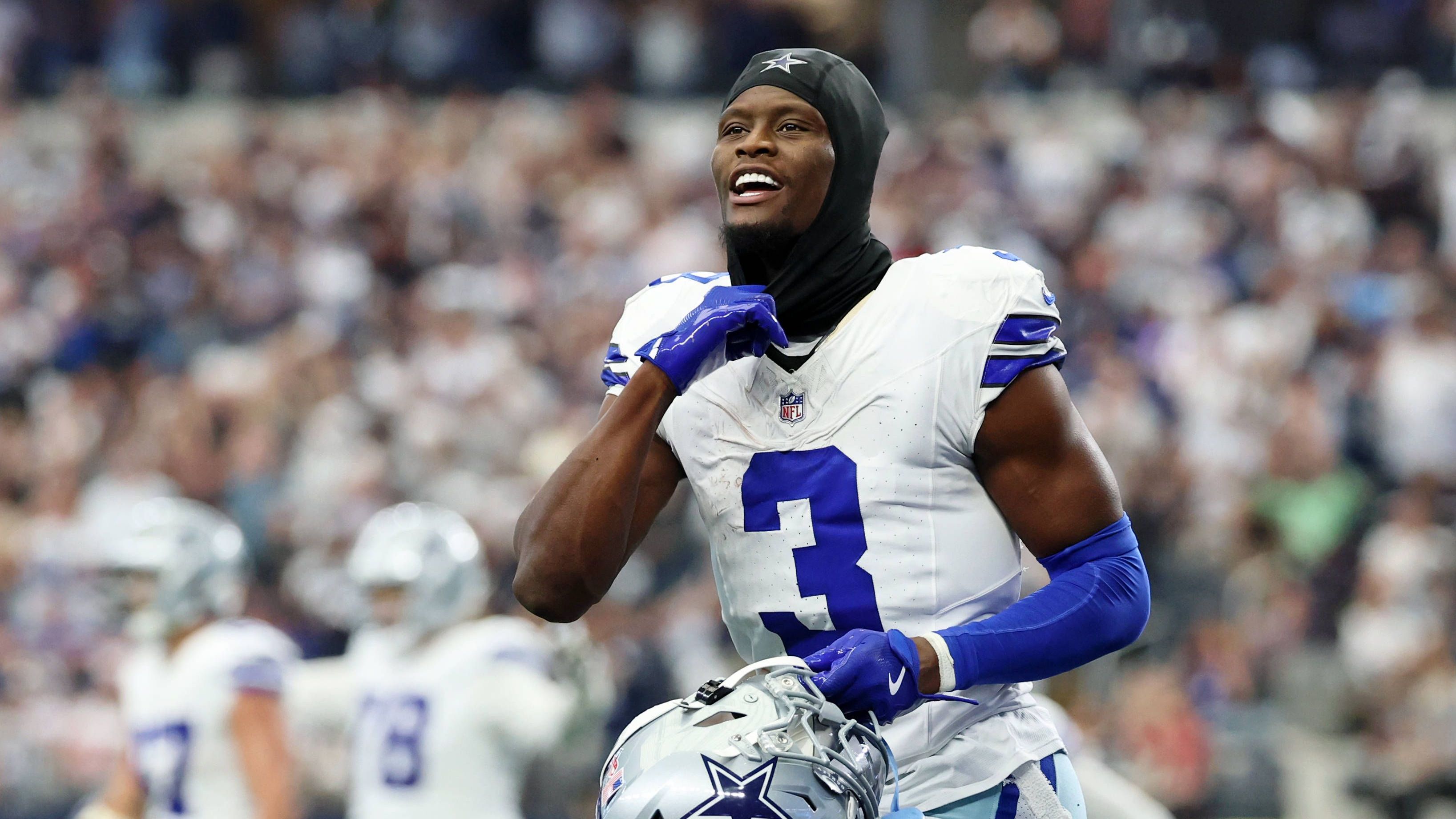 <em><strong>George Pickens (Dallas Cowboys)</strong><br>Erst vor der Saison war George Pickens per Trade bei den Dallas Cowboys gelandet. Sein bei den Pittsburgh Steelers unterschriebener Rookie-Vertrag läuft nach dieser Spielzeit aus. Wie NFL-Insider Ian Rapoport berichtet, haben noch keine Gespräche über eine Verlängerung stattgefunden. Demnach ist die wahrscheinlichste Option, ihn über den Franchise Tag für ungefähr 28 Millionen US-Dollar zu halten. Dann könnte versucht werden, sich auf einen langfristigen Deal zu einigen.</em>