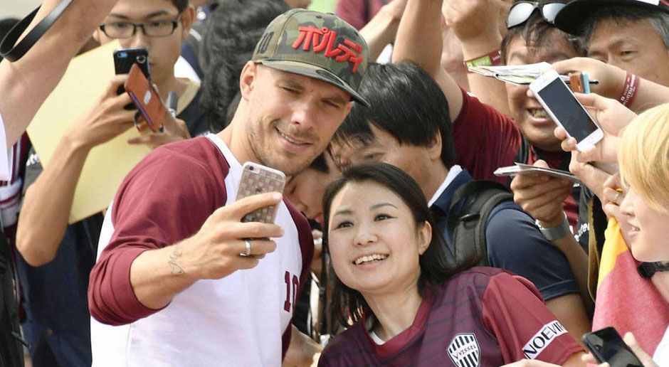 
                <strong>Big in Japan! Lukas Podolski bei Kobe vorgestellt</strong><br>
                Ein Weltmeister zum Anfassen! Podolski präsentierte sich volksnah und machte gerne Selfies mit den Anhängern. 
              