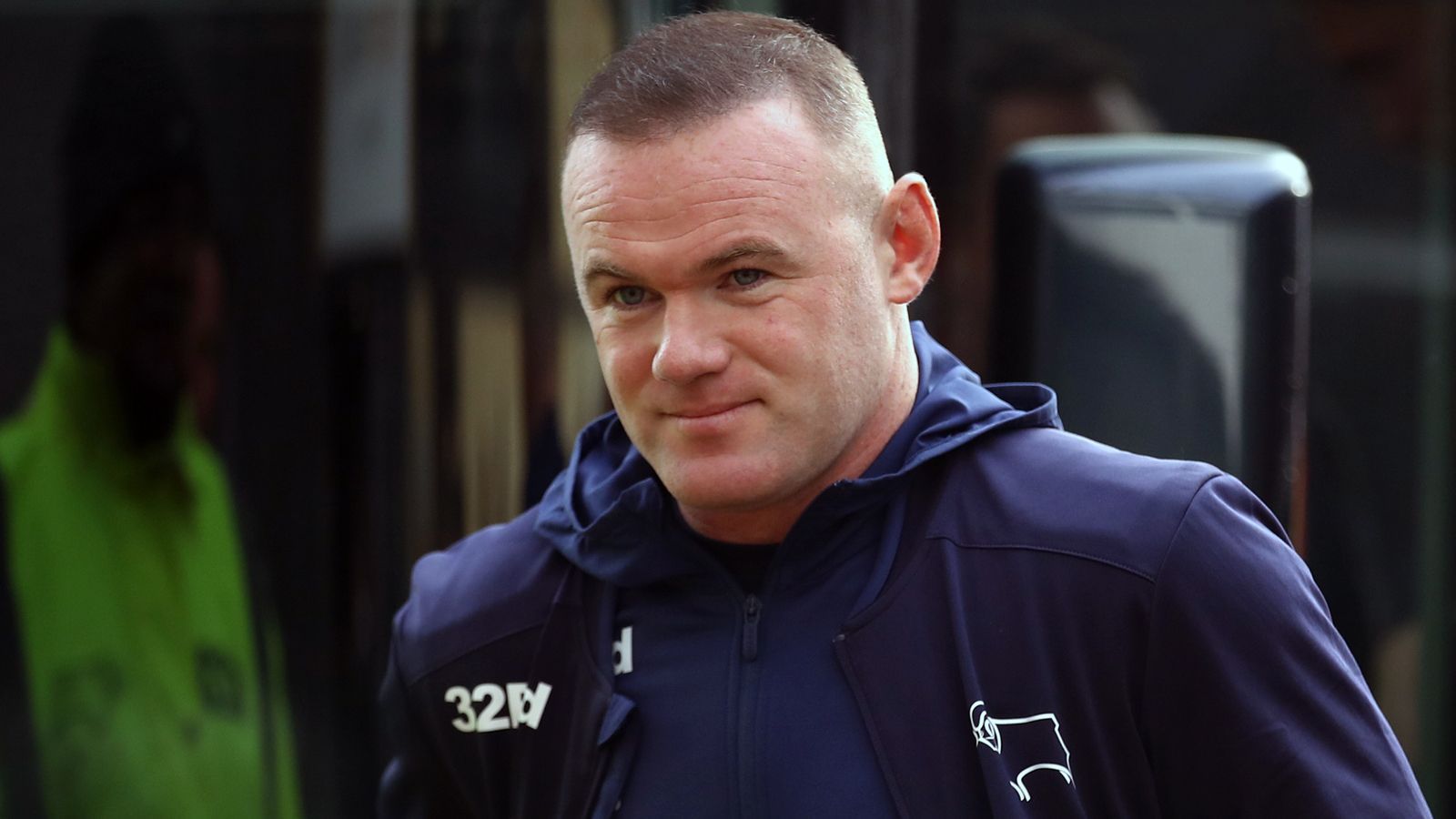 
                <strong>Wayne Rooney (Neuzugang Derby County)</strong><br>
                Bereits im August 2019 wurde bekannt, dass der frühere englische Superstar Wayne Rooney auf die Insel zurückkehren würde. Der mittlerweile 34-Jährige schließt sich ab Anfang 2020 dem englischen Zweitligisten Derby County an, nachdem er zuletzt in der MLS für D.C. United am Ball war. Rooney soll als eine Art Spielertrainer fungieren und Coach Phillip Cocu unterstützen. Rooney, Routinier und Rekordtorschütze der englischen Nationalmannschaft, soll dabei mithelfen, Derby County wieder in die Premier League zu führen.
              