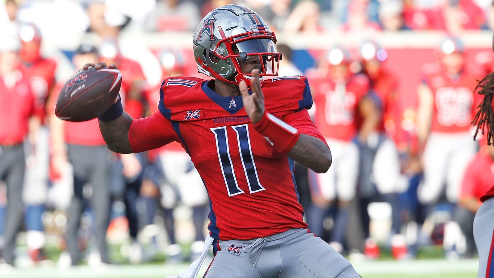 
                <strong>Phillip Walker (Starting-Quarterback Houston Roughnecks) </strong><br>
                Die Rolle des Starting-Quarterback bei den Roughnecks hat sich Phillip Walker durch seine Galavorstellung im ersten Saisonspiel gesichert, als er vier Touchdowns warf. Auch im zweiten Spiel präsentierte sich Walker unglaublich effektiv und kommt nun nach zwei Spieltagen bereits auf sieben geworfene Touchdowns. In der NFL hat er es über den Practice Squad der Indianapolis Colts hinaus nicht geschafft. Kurioserweise wollten ihn die Pittsburgh Steelers im Oktober für mehrere Trainingseinheiten verpflichten, da sein Spielstil Ähnlichkeiten mit dem von NFL-MVP Lamar Jackson aufweist. 
              