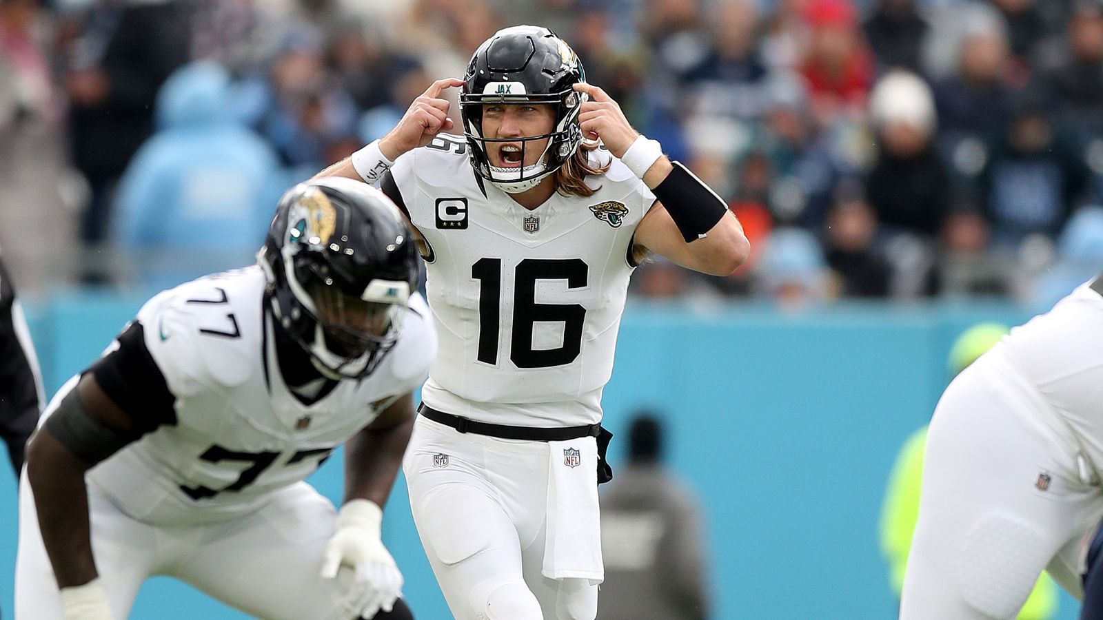 <strong>Trevor Lawrence (Jacksonville Jaguars)</strong><br>Aber Lawrence hat auch immer wieder Phasen, in denen er enttäuscht und nicht wie ein Nummer-1-Pick agiert. 60 Turnover in 50 Spielen lesen sich schlecht. Er braucht also definitiv mehr Schutz und Hilfe, um besser abliefern zu können. Es wäre insgesamt sicher sinnvoll, mit Lawrence zu verlängern, aber vielleicht wartet man - auch wenn es dann noch mehr Geld kostet - noch eine Saison ab.