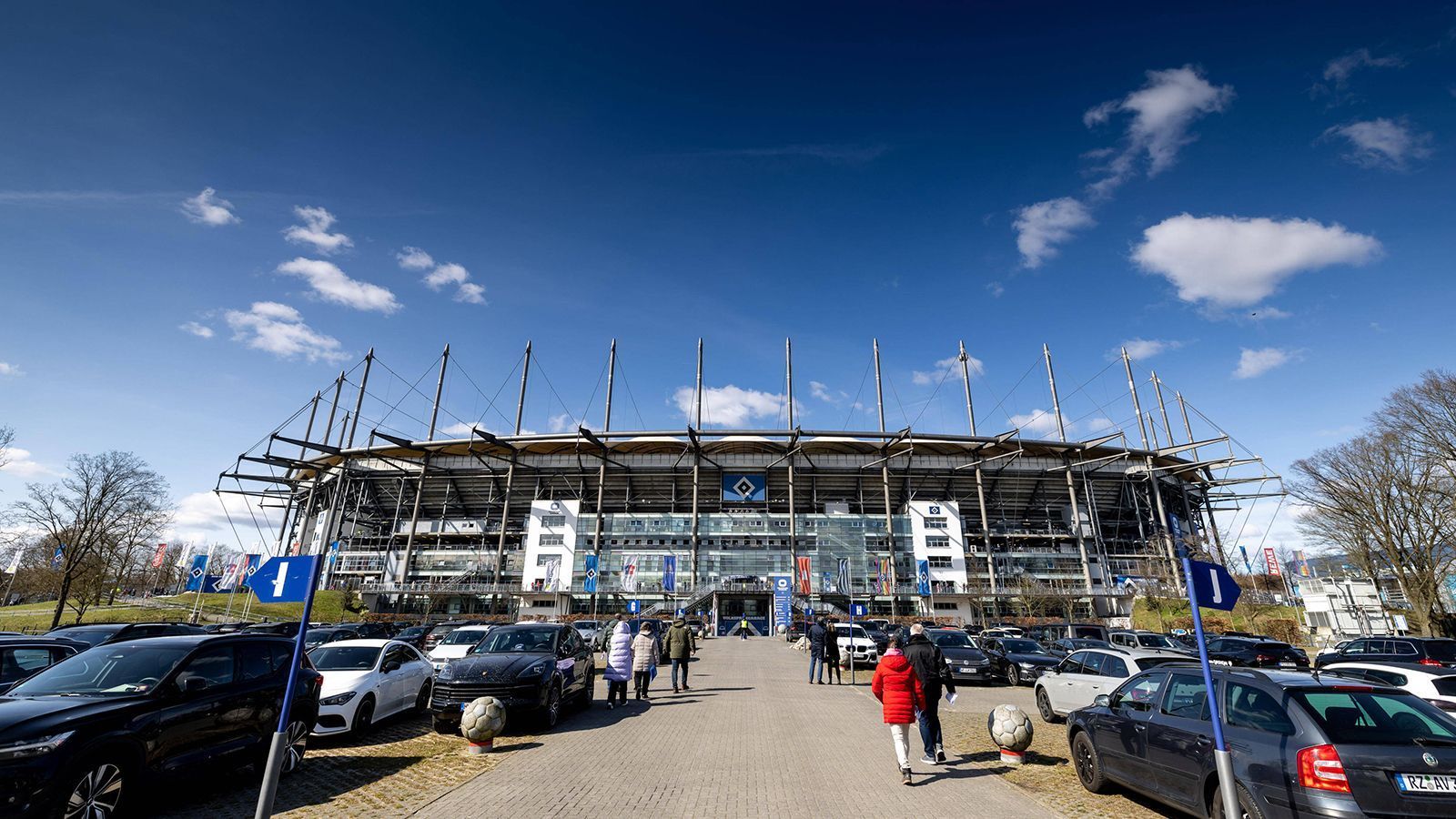 
                <strong>Volksparkstadion Hamburg</strong><br>
                Auch das "Volksparkstadion" behält seinen Namen. Lediglich der Stadtname wird hinzugefügt. Somit wird die Arena zum "Volksparkstadion Hamburg". Der Grund? Der Stadtname soll den ausländischen Fans einen höheren Wiedererkennungswert bieten.
              