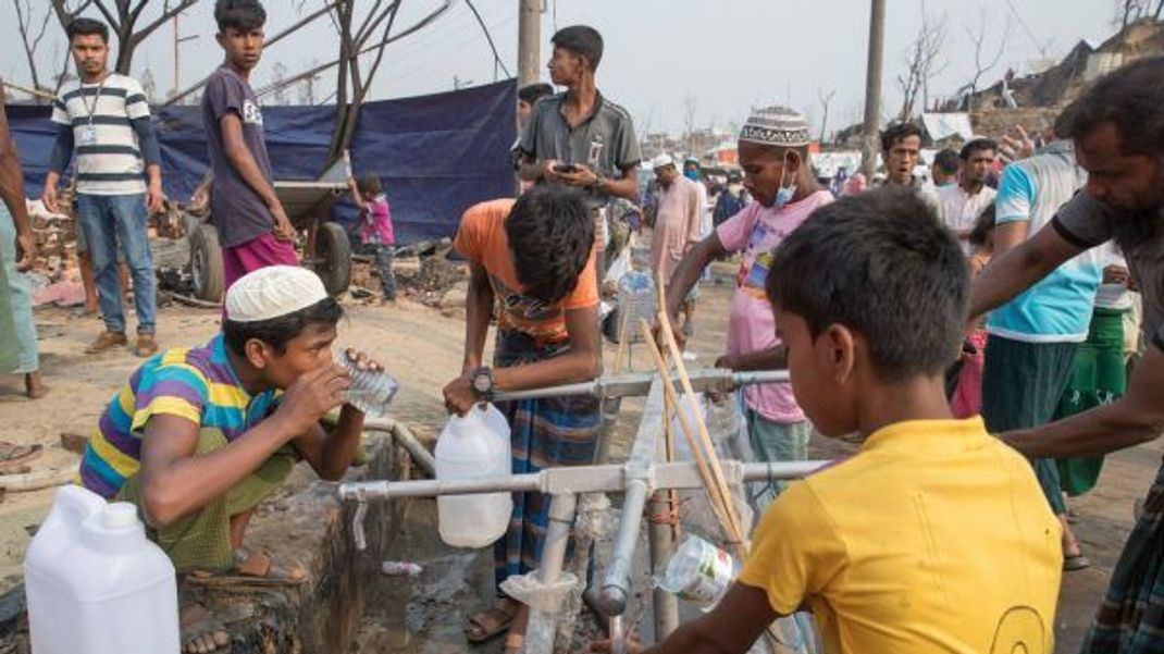 Ist eine Wasser-Quelle kontaminiert, infizieren sich oft viele Menschen. Es kommt zu einem Cholera-Ausbruch oder einer Epidemie.