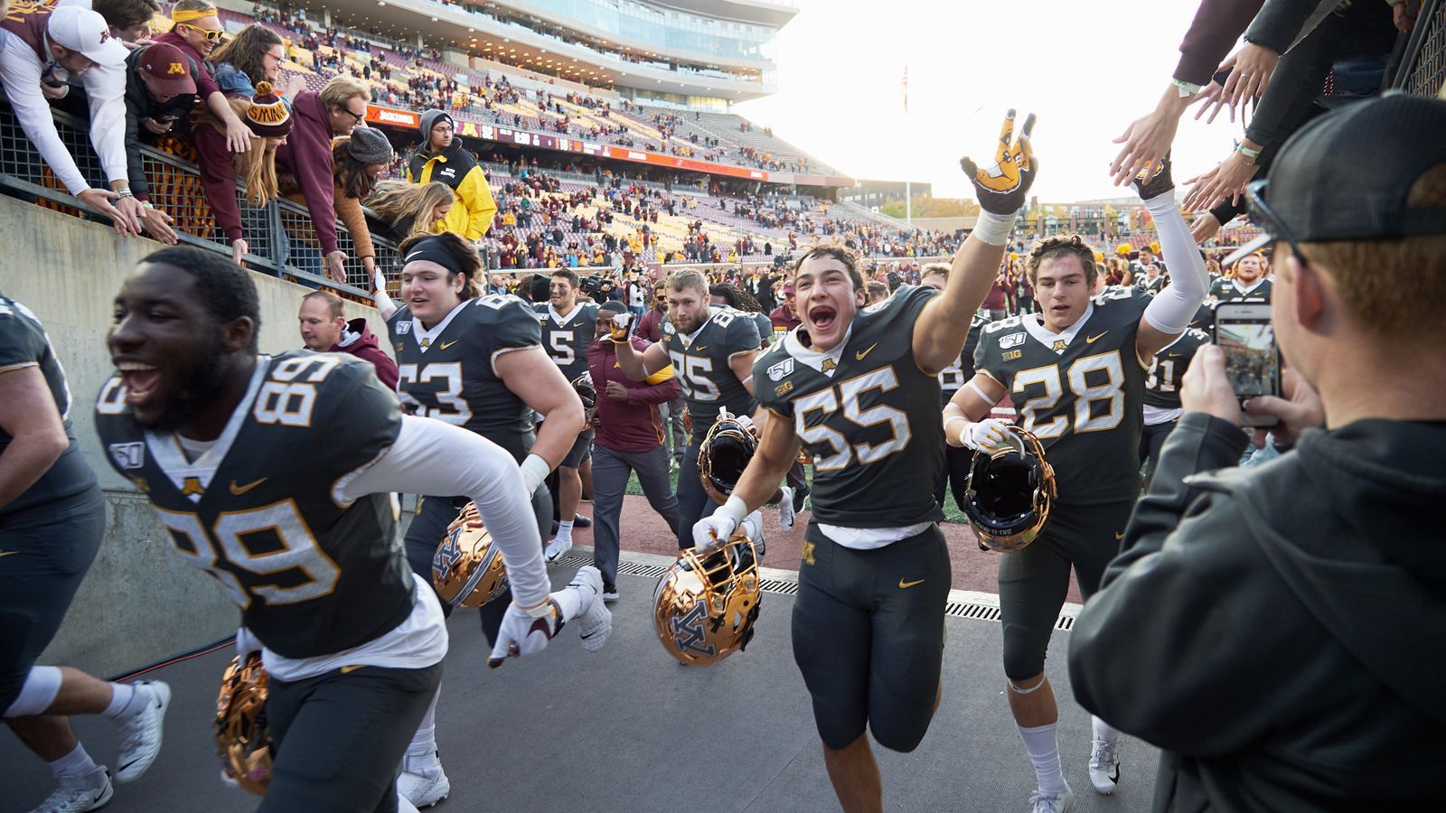 
                <strong>Minnesota - Spieler aus Europa</strong><br>
                Neben dem heutigen Studiogast Melle Kreuder ist ein weiterer europäischer Spieler und amtierender deutscher Jugendmeister für die Minnesota Golden Gophers commited. Der niederländische Cornerback Richard Agyekum gewann vor wenigen Monaten mit den Cologne Crocodiles in Schwäbisch Hall den Junior Bowl 2019 gegen die Wiesbaden Phantoms mit einem 57:18-Kantersieg. Er sollte ab 2020 für die Golden Gophers die Schuhe schnüren dürfen!
              