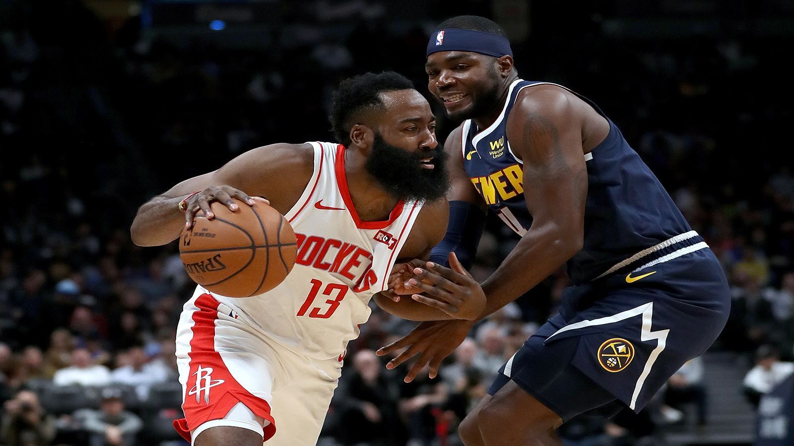 
                <strong>Denver Nuggets vs. Houston Rockets</strong><br>
                Das Lineup der Rockets mit Scoringmaschine James Harden und Alleskönner Russell Westbrook ließt sich erstmal gut, es fehlt aber ein Big Men im Team. Den hat Houston mit Clint Capela hergegeben. Ohnehin läuft es mit "The Beard" und Westbrook nicht wie erhofft. Die Nuggets spielen guten Teambasketball und hätten durchaus Chancen in dieser Serie, auch wenn die Favoritenrolle bei den Rockets liegt
              