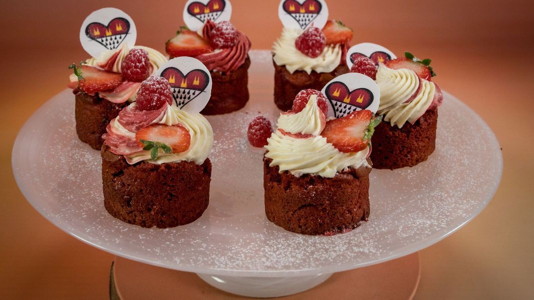 Red Velvet Muffins mit Himbeer-Erdbeerfüllung und veganem Frischkäsefrosting