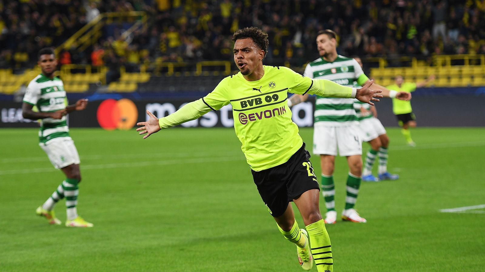 
                <strong>Dortmund bezwingt Sporting: Die BVB-Stars in der Einzelkritik</strong><br>
                Borussia Dortmund gewinnt auch das zweite Champions-League-Spiel der Saison. Gegen Sporting Lissabon reicht letztlich ein Tor von Donyell Malen. ran bewertet die Leistungen der BVB-Stars.
              