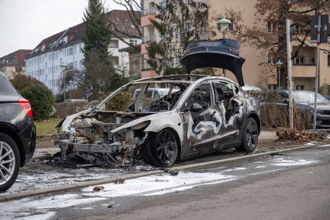 Im Berliner Stadtteil Steglitz steht ein ausgebranntes Auto der Marke Tesla. 