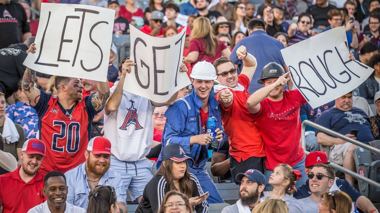 
                <strong>4. Der Zuschauerandrang und die Atmosphäre ist ordentlich  </strong><br>
                ... das ist zwar etwas weniger als in der AAF, deren ersten vier Spiele von insgesamt 76.838 Zuschauern besucht wurden. Dafür aber wurde die Stimmung in den Stadien der XFL vielfach gelobt. Rahim Moore sagte: "Ich war beeindruckt. Das hatte schon ein wenig NFL-Atmosphäre." Allerdings spielten die DC Defenders auch im Audi Field mit einer Kapazität von nur 20.000 Zuschauern. Die Fans waren dadurch nahe am Feld und es entstand ein kleiner "Hexenkessel". Dieser Aspekt fehlt bei anderen XFL-Teams, die in einem großen NFL-Stadion spielen und dieses wohl nur zu einem kleinen Teil gefüllt bekommen. 
              