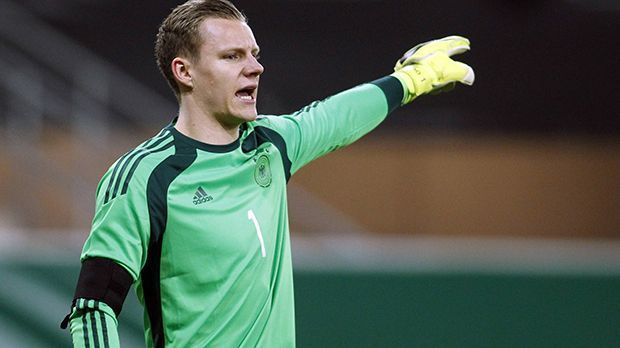 
                <strong>Bernd Leno (Bayer Leverkusen)</strong><br>
                Bernd Leno (Bayer Leverkusen): Mit Marc-Andre ter Stegen konkurrierte er in den vergangenen Jahren um den Platz im Kasten der DFB-Jugendteams. Für eine Nominierung zu einem Turnier der A-Mannschaft reichte es bisher für beide noch nicht. Der Bayer-Keeper wurde für die letzten beiden EM-Quali-Spiele in den Kader berufen, kam aber nicht zum Einsatz. Zwei der vier genannten Torhüter werden nach Frankreich fahren. "Ob Leno, ter Stegen, Trapp oder Zieler - sie sind alle gut und haben große Qualitäten", sagt Köpke. Es wird also spannend.
              