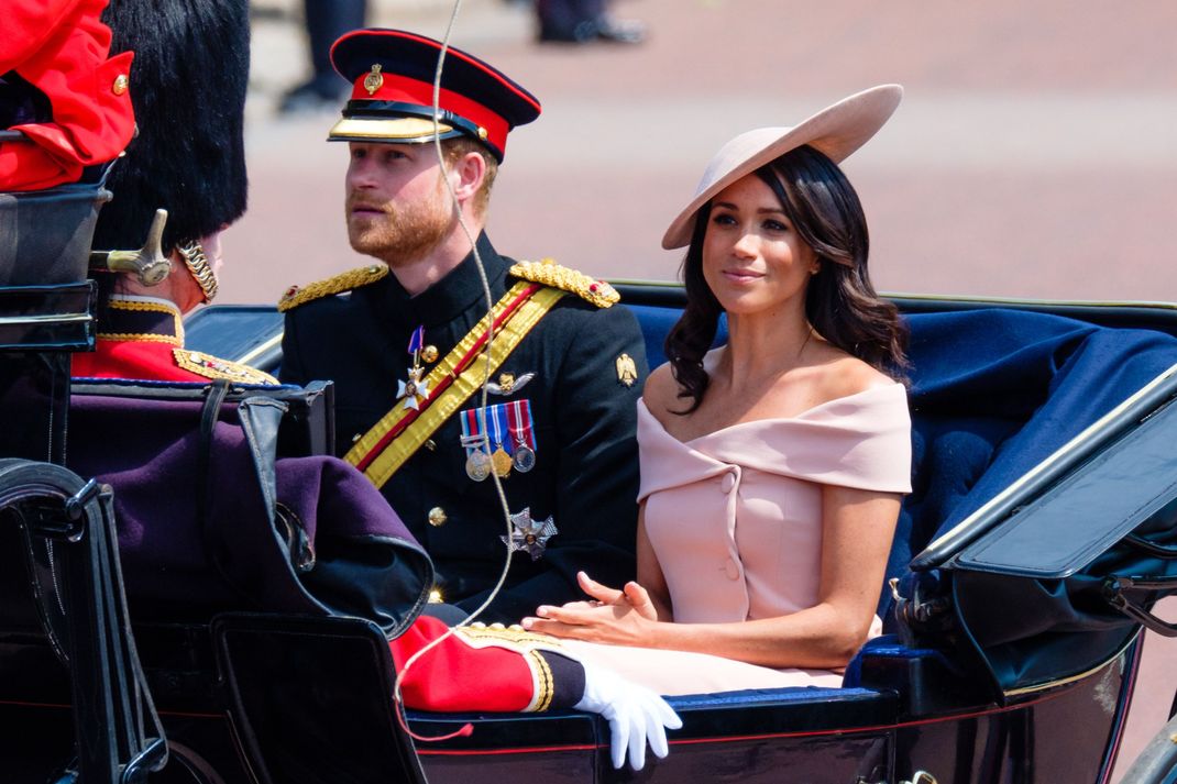 Harry und Meghan bei der Trooping-the-Colour-Parade 2018 – das Outfit der South Park-Figur sieht Meghans verdächtig ähnlich...