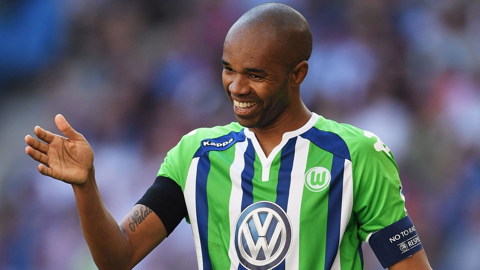 
                <strong>Abwehr: Naldo</strong><br>
                Madlungs Nebenmann in der VfL-Innenverteidigung war sogar noch gefährlicher: Naldo erzielte in 163 Spielen für die Wölfe 20 Tore, am liebsten per direktem Freistoß (Momente, in denen wohl kein Gegenspieler gern in der Mauer stand - das konnte wehtun). Nach seiner überaus erfolgreichen Zeit in Bremen (2005 bis 2012) spielte (und grinste) sich der Brasilianer auch in Wolfsburg in die Herzen der Fans.
              